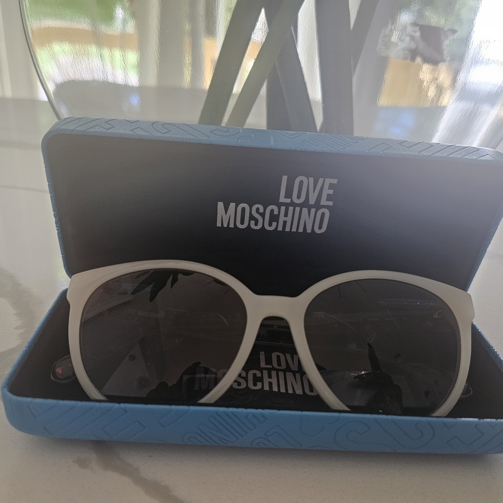 Love Moschino White Sunglasses NWOT - Picture 3 of 5